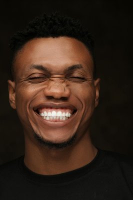Homem sorrindo exibindo dentes brancos após clareamento dental em Brasília