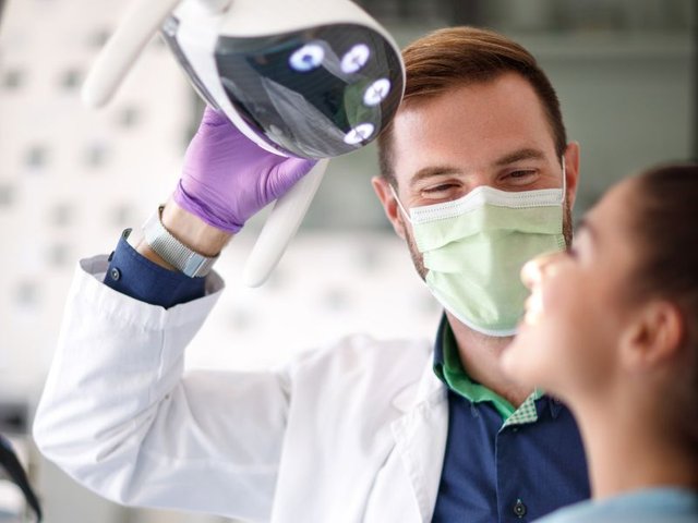 Restauração de resina em atendimento odontológico