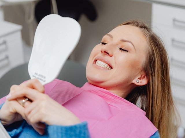 Paciente recebendo clareamento dental profissional no consultório em Brasília