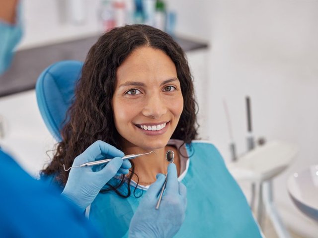 Dentista realizando limpeza dental profissional em consultório em Brasília