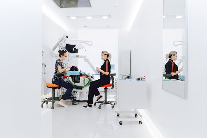 Close-up profissional de uma prótese dentária sendo examinada por um dentista para orientar a higienização