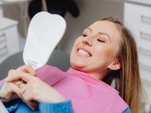 Paciente recebendo clareamento dental profissional no consultório em Brasília