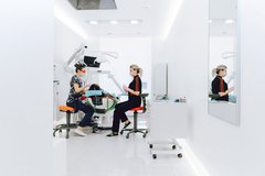 Close-up profissional de uma prótese dentária sendo examinada por um dentista para orientar a higienização