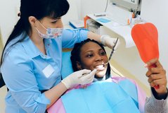 Paciente idosa sorrindo durante consulta odontológica — cuidados com a saúde bucal na terceira idade