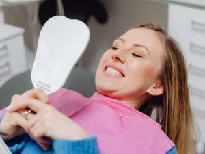 Paciente recebendo clareamento dental profissional no consultório em Brasília