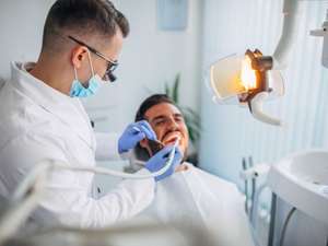 Close de gengiva inchada e avermelhada ao redor dos dentes