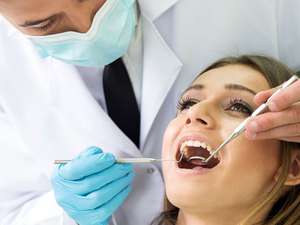 Dentista de excelência em Brasília atendendo paciente com cuidado